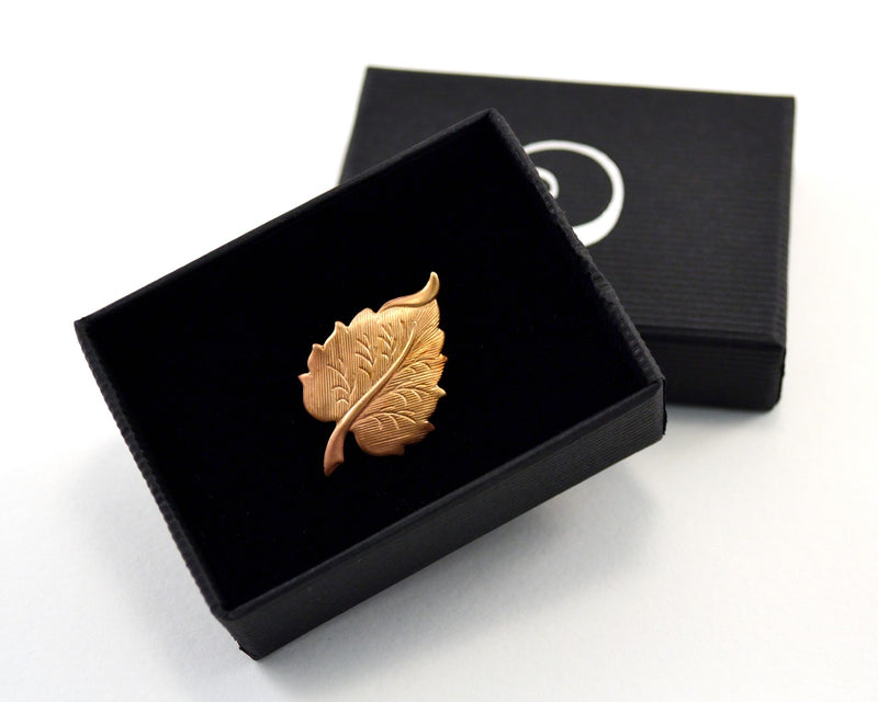 products/autumnal-leaf-pin-nature-lover-gift-01.jpg