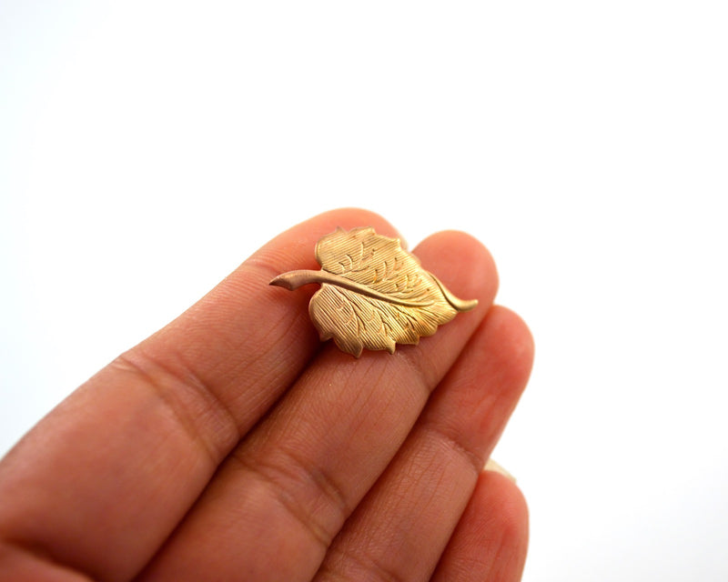 products/autumnal-leaf-pin-nature-lover-gift-03.jpg