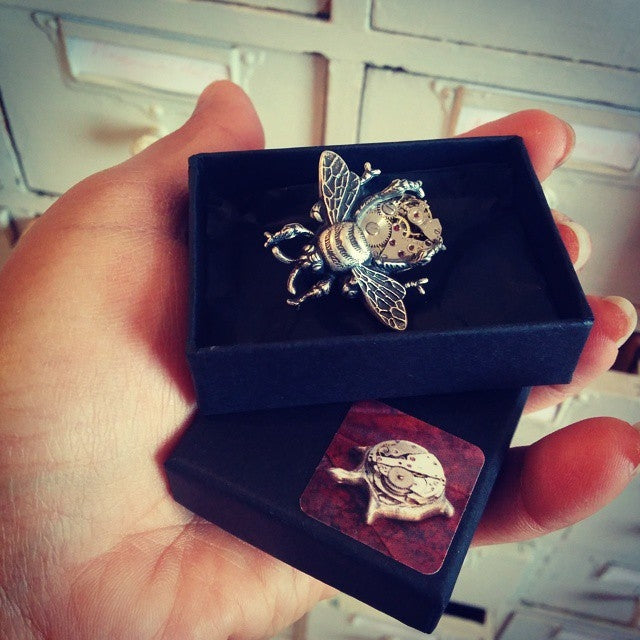 products/steampunk-bee-brooch-pin-02.jpg