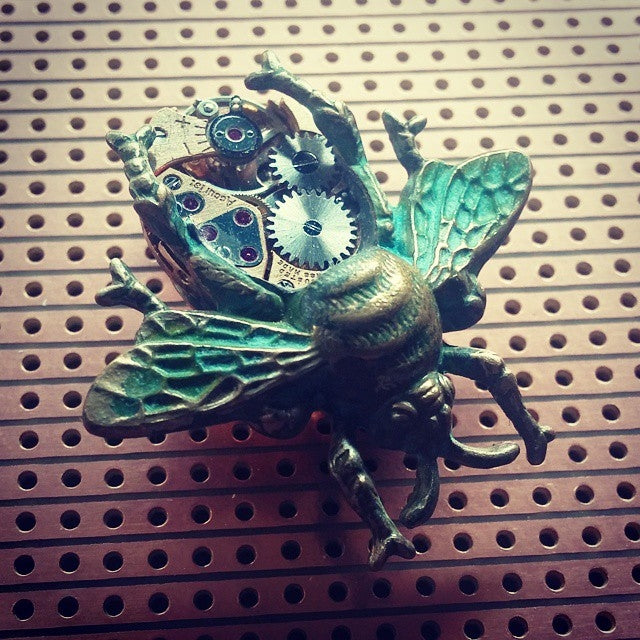 products/steampunk-bee-pin-clockwork-03.jpg
