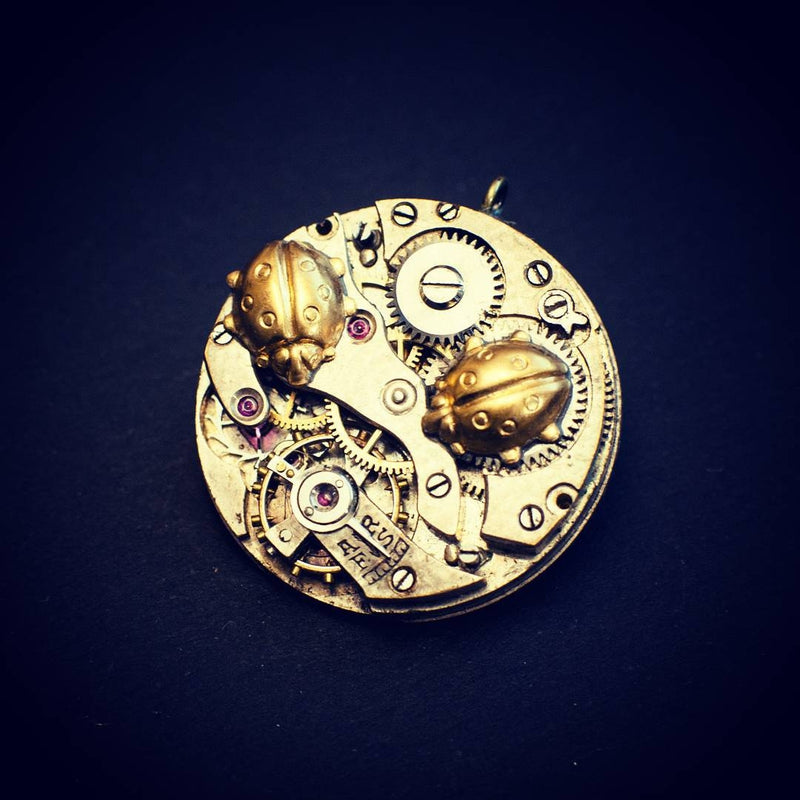 products/steampunk-ladybug-brooch-pin-watch-movement-05.jpg